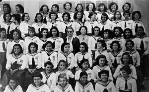 Andrea e as súas alumnas en 1951